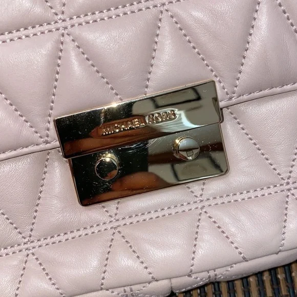 MICHAEL KORS
Sloan Large Pink Shoulder Bag - Picture 17 of 17